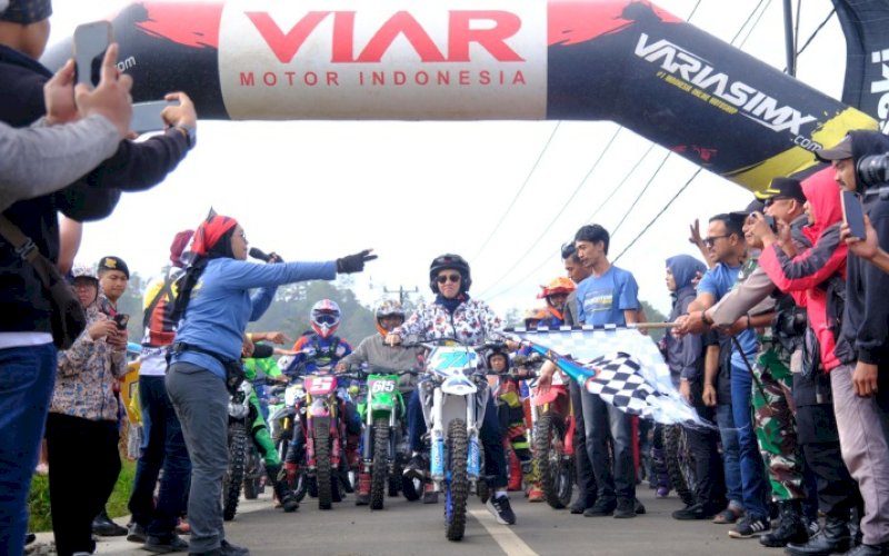 TRAIL ADVENTURE. Bupati Gowa, Sitti Husniah Talenrang, mengendarai trail sebagai tanda pelepasan Malino Trail Adventure sebagai rangkaian Beautiful Malino 2025 di Lapangan Batulapisi, Sabtu (12/7/2025). foto: istimewa