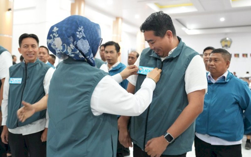 PENGUKUHAN. Bupati Gowa, Sitti Husniah Talenrang, mengukuhkan tim Lacak (Layanan Cepat Atasi Kemiskinan) di sela-sela Rapat Koordinasi Pemkab Gowa di Baruga Karaeng Galesong, Kantor Bupati Gowa, Rabu (23/7/2025). foto: istimewa