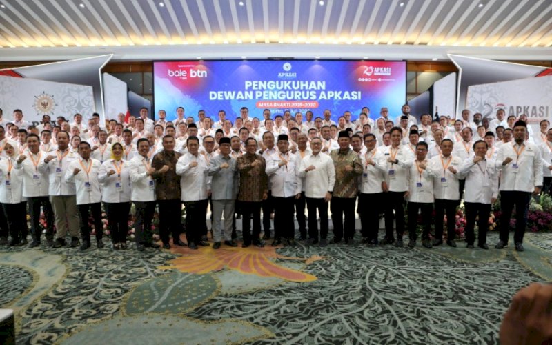 PENGUKUHAN. Mendagri, Tito Karnavian, secara resmi mengukuhkan jajaran pengurus APKASI masa bakti 2025-2030 di Jakarta, Kamis (17/7/2025). foto: istimewa