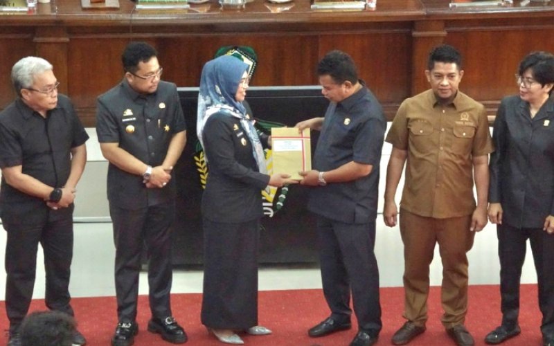 PENYERAHAN. Bupati Gowa Sitti Husniah Talenrang didampingi Wakil Bupati Gowa Darmawangsyah Muin secara resmi menyerahkan dua Ranperda dalam Rapat Paripurna DPRD Kabupaten Gowa yang digelar di Ruang Rapat Paripurna, Kantor DPRD Kabupaten Gowa, Senin (7/7/2025). foto: istimewa