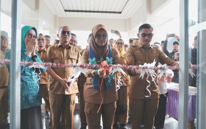 PERESMIAN. Bupati Gowa, Sitti Husniah Talenrang, meresmikan Kantor Desa Kanreapia, Kecamatan Tombolopao, Kabupaten Gowa, Senin (21/7/2024). foto: istimewa