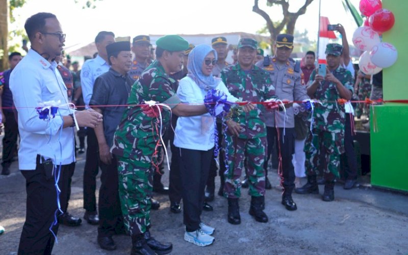 PERESMIAN. Bupati Gowa Sitti Husniah Talenrang saat meresmikan gerbang baru Koramil Tinggimoncong bersama Dandim1409/Gowa Letkol Inf Heri Kuswanto, Rabu (9/7/2025). foto: istimewa