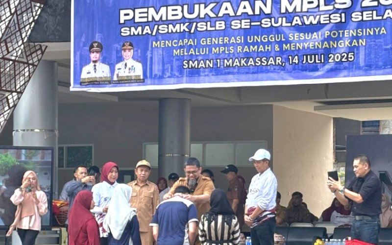 MPLS. Kepala Dinas Provinsi Sulsel Iqbal Nadjamuddin didampingi Kepala UPT SMAN 1 Makassar Sulihin Mustafa secara simbolis membuka MPLS 2025 SMA/SMK/SLB se-Sulsel&nbsp;secara serentak berpusat di SMAN 1 Makassar, Senin (14/7/2025). foto: istimewa