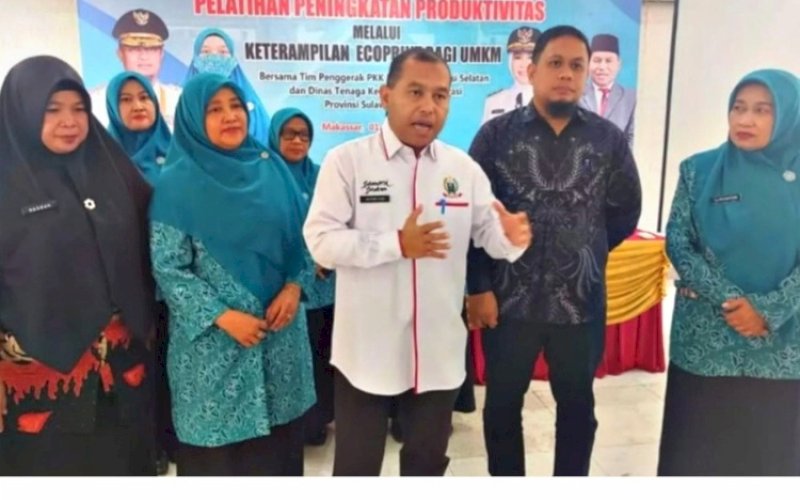 BERI KETERANGAN. Kepala Dinas Tenaga Kerja dan Transmigrasi Provinsi Sulsel, Jayadi Nas (tengah), memberikan keterangan di sela-sela Pelatihan Peningkatan Produktivitas melalui Keterampilan Ecoprint bagi Usaha Mikro Kecil dan Menengah (UMKM), yang resmi dibuka di Gedung PKK di Jl Kartini, Kota Makassar, Selasa (1/7/2025). foto: istimewa
