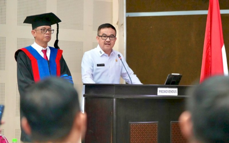 PROMOSI DOKTOR. Sekda Provinsi Sulsel, Jufri Rahman, menyampaikan apresiasi dan ucapan selamat atas keberhasilan promosi doktor Dr Ismu Iskandar ST MM, dalam bidang Ilmu Administrasi Publik di Pascasarjana UNM, Rabu (30/752025). foto: istimewa