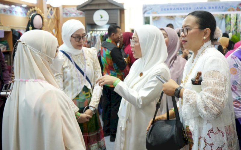 HUT DEKRANAS. Ketua Dekranasda Kota Makassar, Melinda Aksa (kedua kanan), menghadiri Puncak Peringatan Hari Ulang Tahun (HUT) Dewan Kerajinan Nasional (Dekranas) ke-45 di Balikpapan Sport and Convention Center (BSCC) Dome, Kaltim, 9-11 Juli 2025. foto: istimewa