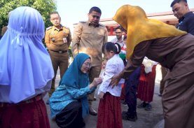 Ketua PKK Dampingi Wali Kota Makassar Salurkan Seragam Sekolah Gratis