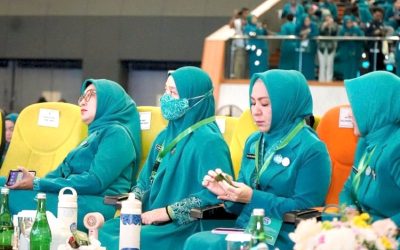 HKG PKK. Ketua TP PKK Provinsi Sulsel, Naoemi Octarina (ketiga kiri), bersama jajaran pengurus inti menghadiri acara puncak Peringatan Hari Kesatuan Gerak (HKG) PKK ke-53 di Plenary Hall Sempaja, Kota Samarinda, Kaltim. foto: istimewa