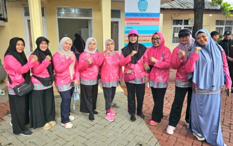 JUMAT BERSIH. Pengurus TP PKK Kota Makassar turut mengikuti dalam kegiatan Jumat Bersih yang digelar Pemkot Makassar di Kelurahan Pannampu, Kecamatan Tallo, Kota Makassar, Jumat (11/7/2025). foto: istimewa