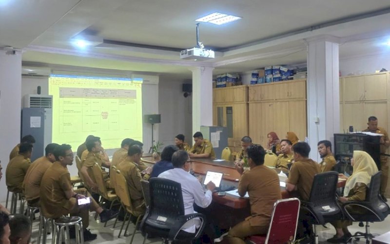 RAKOR. Suasana Rapat Koordinasi (Rakor) DLH Kota Makassar bersama camat di Kota Makassar membahas program retribusi sampah gratis di Kantor DLH Makassar, Senin (7/7/2025). foto: istimewa