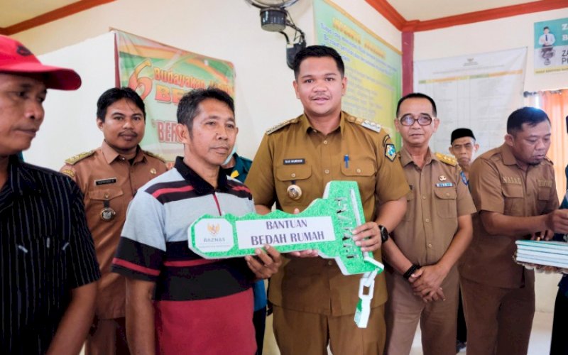 PENYERAHAN. Bupati Bantaeng, M Fathul Fauzy Nurdin, secara simbolis menyerahkan bantuan zakat, infak, dan sedekah, kepada warga yang membutuhkan se-Kabupaten Bantaeng di Kantor Baznas Bantaeng, Selasa (8/7/2025). foto: istimewa
