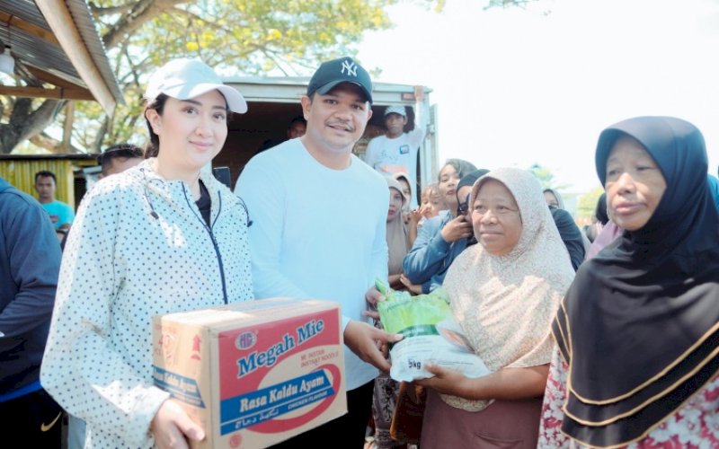 BERI BANTUAN. Bupati Bantaeng M Fathul Fauzy Nurdin didampingi Ketua TP PKK Bantaeng Gunya Paramasukhaputri memberikan bantuan sembako kepada ratusan petani rumput laut di Dusun Mattoangin, Desa Bonto Jai, Kecamatan Bissappu, Bantaeng, Minggu (20/7/2025). foto: istimewa