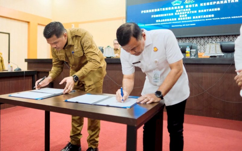 KERJA SAMA. Bupati Bantaeng M Fathul Fauzy Nurdin bersama Kepala Kejaksaan Negeri Bantaeng Satria Abdi teken nota kesepakatan tentang Masalah Hukum Bidang Pertanda dan Tata Usaha Negara di Ruang Pola Kantor Bupati Bantaeng, Senin (7/7/2025). foto: istimewa