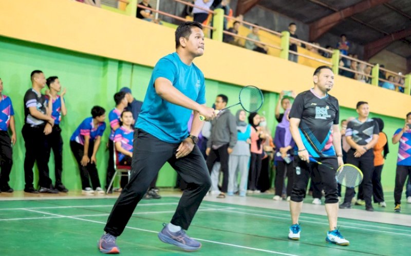 EKSHIBISI. Bupati Bantaeng, M Fathul Fauzy Nurdin, bermain bulu tangkis pada pertandingan ekshibisi di sela-sela pembukaan Turnamen Bulu Tangkis Bupati Bantaeng Cup 2025 di GOR Malilingi, Rabu (2/7/2025) malam. foto: istimewa