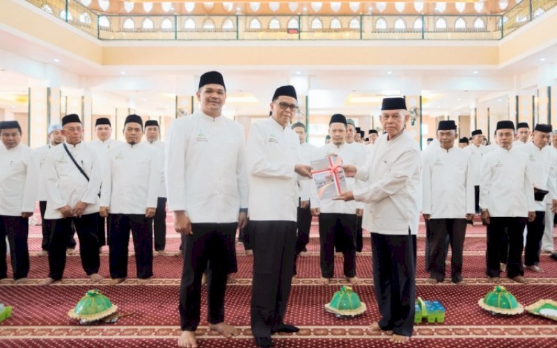 PELANTIKAN. Bupati Bantaeng, M Fathul Fauzy Nurdin, melantik kepengurusan Masjid Agung Syekh Abdul Gani Kabupaten Bantaeng periode 2025-2030 di Masjid Agung, Minggu (13/7/2025). Ketua umum dijabat Prof Nurdin Abdullah. foto: istimewa