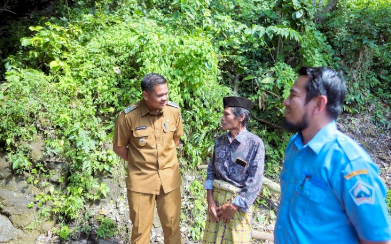 KUNJUNGAN. Bupati Bantaeng M Fathul Fauzy Nurdin bersama Direktur Perusahaan Daerah Air Minum (PDAM) Bantaeng Suwardi mengunjungi sejumlah alat produktif PDAM pada sejumlah wilayah. Diantaranya, penampungan air, perbaikan pipa, dan lokasi sumber mata air, Selasa (29/7/2025). foto: istimewa