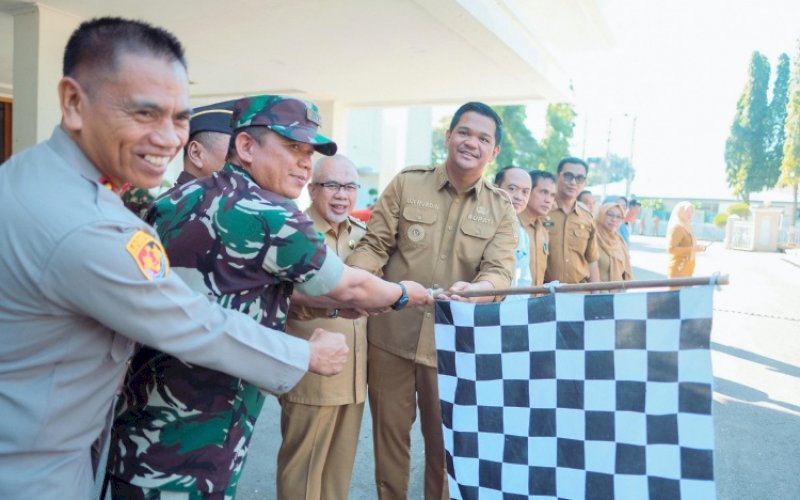 PELEPASAN. Bupati Bantaeng, M Fathul Fauzy Nurdin, melepas Penyaluran Bantuan Pangan Beras Bulog, di Kantor Bupati Bantaeng, Senin (21/7/2025). foto: istimewa