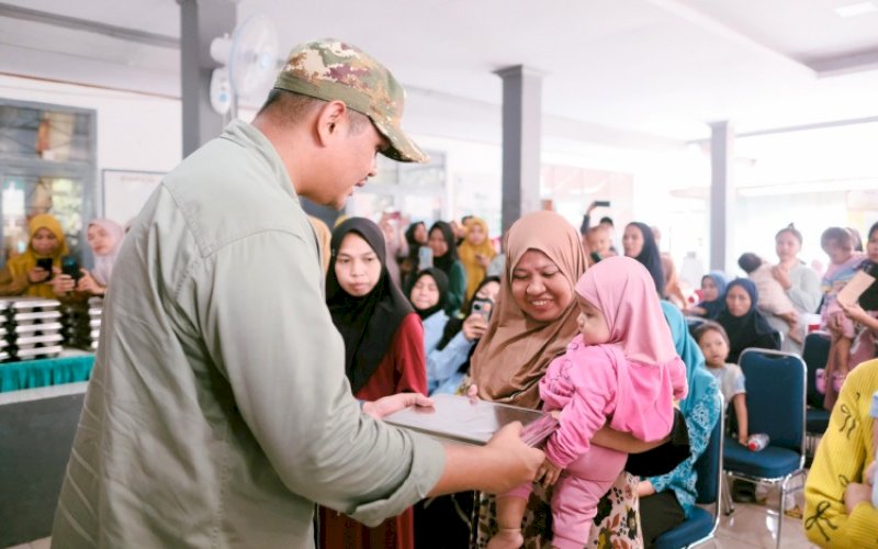 PENYALURAN. Bupati Bantaeng, M Fathul Fauzy Nurdin, menyalurkan secara simbolis Makan Bergizi Gratis (MBG) bagi ibu hamil, ibu menyusui, dan anak balita non PAUD di Kantor Kelurahan Bontoatu, Kecamatan Bissappu, Bantaeng, Selasa (15/7/2025). foto: istimewa