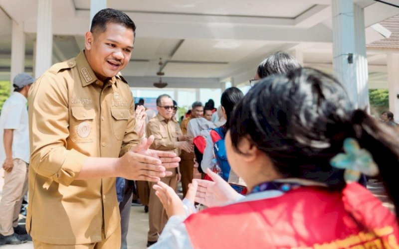 SAMBUTAN. Bupati Bantaeng, M Fathul Fauzy Nurdin, menerima 767 Peserta Kuliah Kerja Nyata (KKN) Universitas Hasanuddin (Unhas) di Tribun Seruni, Bantaeng, Senin (7/7/2025). foto: istimewa