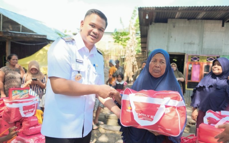 SERAHKAN BANTUAN. Bupati Bantaeng, M Fathul Fauzy Nurdin, memberikan bantuan susulan kepada warga yang menjadi korban terdampak banjir, di Kelurahan Bonto Sunggu, Kecamatan Bissappu, Bantaeng, Rabu (23/7/2025). foto: istimewa