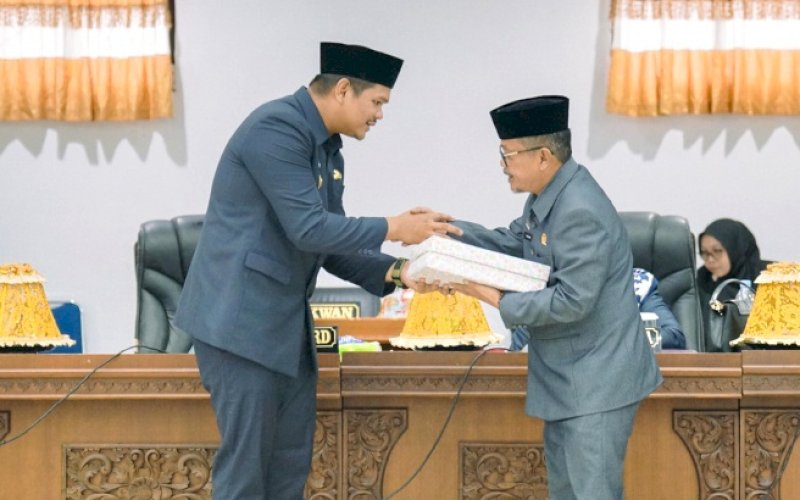 PENYERAHAN. Bupati Bantaeng, M Fathul Fauzy Nurdin, menyerahkan Rancangan Peraturan Daerah tentang Rencana Pembangunan Jangka Menemgah Daerah (RPJMD) Tahun 2025-2029, dan Pertangungjawaban Pelaksanaan APBD Tahun Anggaran 2024 di Kantor DPRD Bantaeng, Kamis (3/7/2025). foto: istimewa