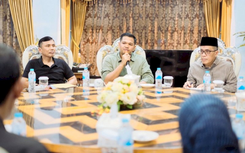RAKOR. Bupati Bantaeng, M Fathul Fauzy Nurdin, memimpin Rapat Koordinasi (Rakor) Forkopimda mengenai Penanganan, dan Penanggulangan Bencana, di Rujab Bupati Bantaeng, Minggu (6/7/2025) malam. foto: istimewa