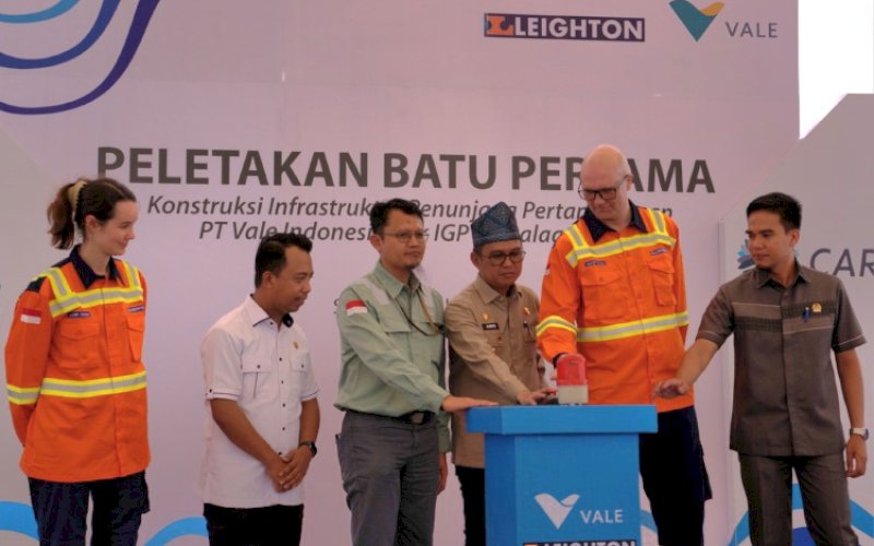 PEMBANGUNAN. Seremoni peletakan batu pertama sebagai tanda dimulainya pembangunan infrastruktur penunjang untuk Indonesia Growth Project (IGP) Pomalaa di Kabupaten Kolaka, Sulawesi Tenggara. foto: istimewa