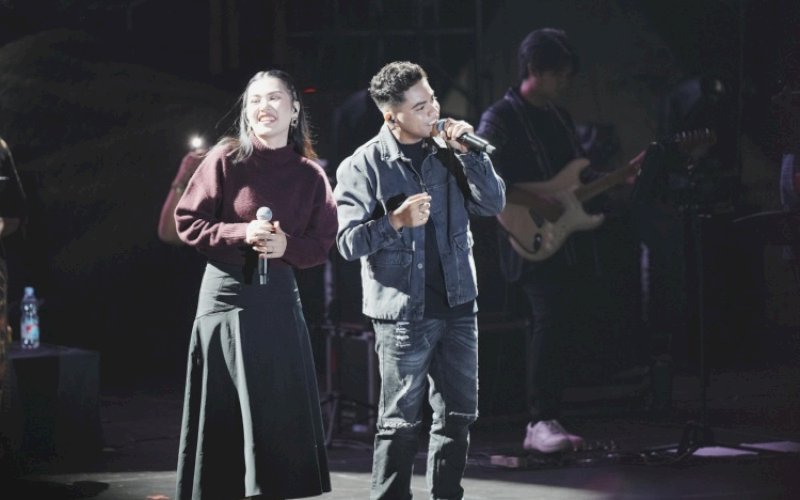 MENGHIBUR. Artis Vanessa Zee dan Piche Kota tampil memukau dan menghibur di Beautiful Malino 2025 di Kawasan Hutan Pinus Malino, Sabtu (13/7/2025) malam. foto: istimewa