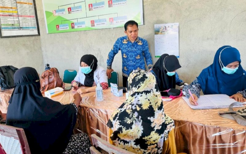 SKRINING. Warga Desa Sopa, Kecamatan Kindang, Kabupaten Bulukumba memadati lokasi kegiatan sosialisasi dan skrining faktor risiko Penyakit Tidak Menular (PTM) yang diselenggarakan Bidang Pencegahan dan Pengendalian Penyakit (P2P) Dinas Kesehatan Bulukumba, Kamis (17/7/2025). foto: istimewa