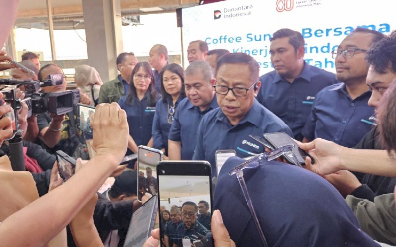 BERI KETERANGAN. Executive Director 4 Pelindo Regional 4, Abdul Azis, memberikan keteranhan kepada awak media saat 'Coffee Sunset Bersama Media' di Terminal Penumpang Pelabuhan Makassar, Selasa (12/8/2025). foto: doelbeckz/pluz.id