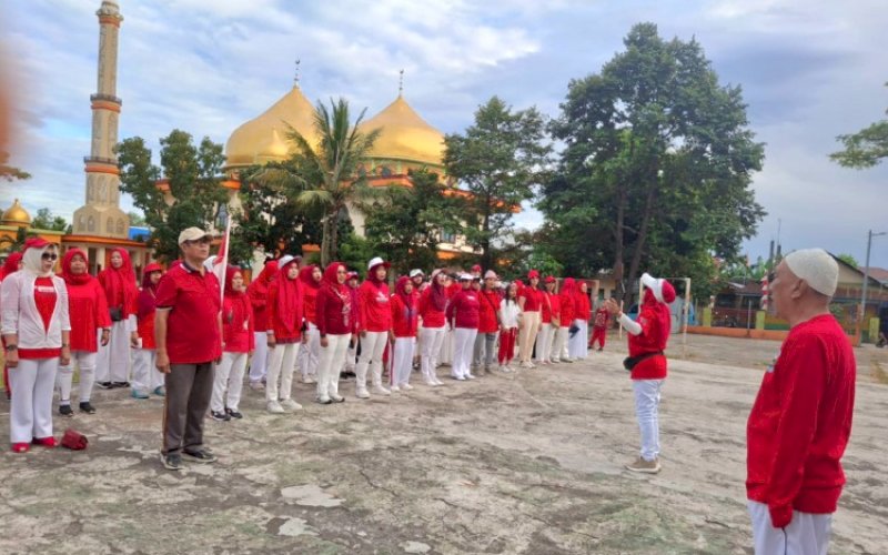 UPACARA BENDERA. Warga Perumahan Taman Sudiang Indah, Kota Makassar menggelar upacara bendera HUT Kemerdekaan RI ke-80, Minggu (17/8/2025). foto: istimewa