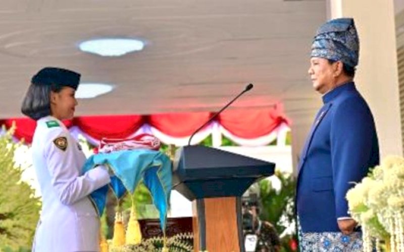 UPACARA BENDERA. Aliah Sakira, siswi SMAN 14 Makassar, mencatat sejarah bagi Sulsel, sebagai pembawa baki pada upacara penurunan bendera Merah Putih dalam peringatan HUT Kemerdekaan RI ke-80 di Istana Negara, Jakarta, Minggu (17/8/2025). foto: istimewa