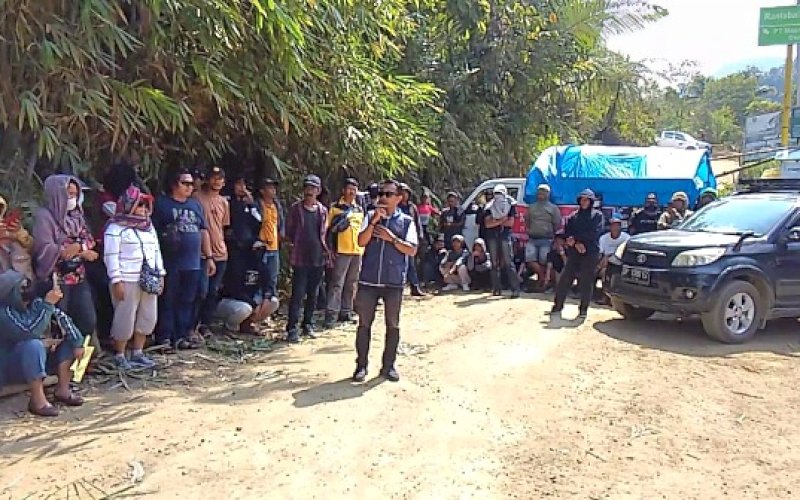DEMO. Puluhan masyarakat yang mengatasnamakan Aliansi Anak Adat Rante Balla, Kecamatan Latimojong, Kabupaten Luwu, menutup total jalan menuju PT Masmindo Dwi Area (MDA), Jumat (8/8/2025). foto: istimewa