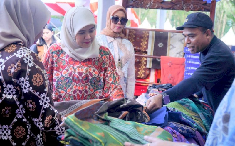 PAMERAN. Wakil Wali Kota Makassar Aliyah Mustika Ilham didampingi Staf Ahli Bidang Kemasyarakatan dan SDM Pemkot Makassar Andi Herfida Attas menghadiri sekaligus mengunjungi stand pameran Ekraf dan UMKM di Lapangan Kantor Gubernur Sulawesi Tenggara, Kamis (28/8/2025). foto: istimewa