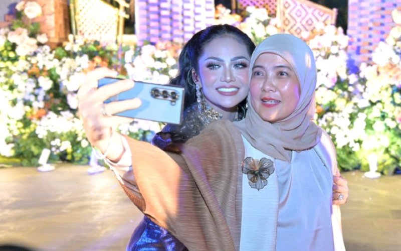 GALA DINNER. Wakil Wali Kota Makassar, Aliyah Mustika Ilham, bersama artis kota Kridayanti saat menghadiri Gala Dinner & Plataran Intimate Concert Series yang digelar di Plataran Makassar Summarecon Mutiara (SMM), Jumat (15/8/2025). foto: istimewa