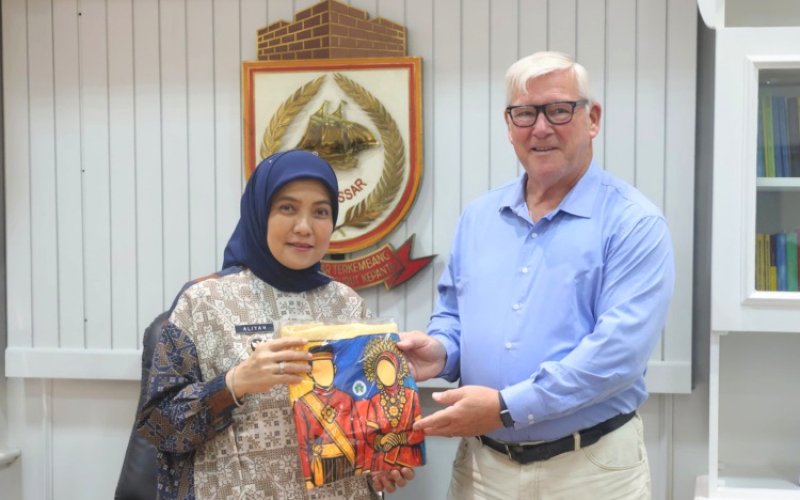 PERTEMUAN. Wakil Wali Kota Makassar Aliyah Mustika Ilham menerima perwakilan Programma Uitzending Managers (PUM) Joop Goossens di Balai Kota Makassar, Kamis (31/7/2025). foto: istiemewa