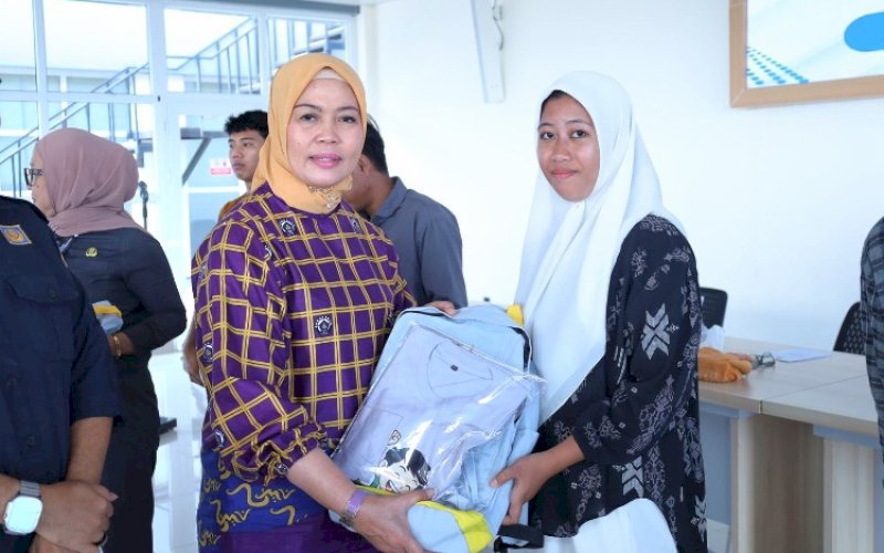 PEDULI. Ketua TP PKK Kabupaten Bulukumba, Andi Herfida Muchtar, menyerahkan perlengkapan sekolah kepada salah seorang anak di sela-sela Sosialisasi Gerakan Kembali Bersekolah (GKB) di Ruang Kahayya, Gedung Pinisi Bulukumba, Sabtu (19/8/2025). foto: istimewa