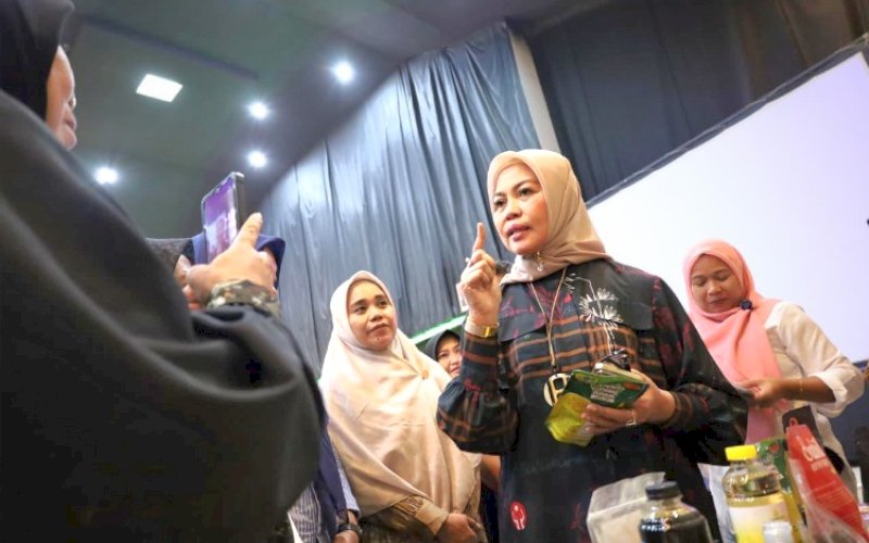 BIMTEK. Ketua Tim Penggerak PKK Kabupaten Bulukumba Andi Herfida Muchtar saat mendampingi Bupati Bulukumba Andi Muchtar Ali Yusuf membuka Bimbingan Teknis Penyuluhan Keamanan Pangan untuk Industri Rumah Tangga Pangan yang digelar Dinas Kesehatan Kabupaten Bulukumba di Ballroom Hotel Agri Bulukumba, Kamis (21/8/2025). foto: istimewa