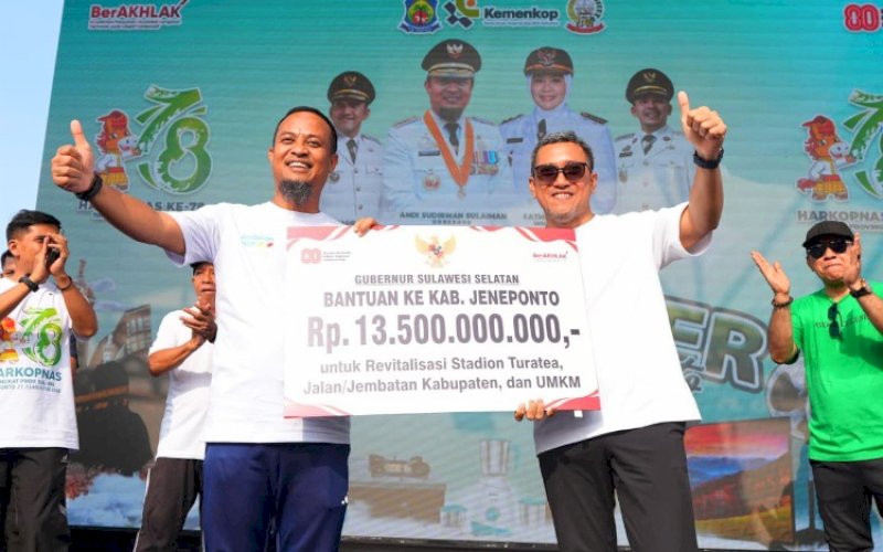 BANTUAN. Gubernur Sulsel, Andi Sudirman Sulaiman, menyerahkan bantuan keuangan senilai Rp13,5 miliar untuk Kabupaten Jeneponto di sela-sela kegiatan Jalan Sehat Anti Mager Sulsel yang dirangkaikan dengan peringatan Hari Jadi Koperasi Nasional ke-78 di Lapangan Parang Passamaturukang, Jeneponto, Sabtu (23/8/2025) lalu. foto: istimewa
