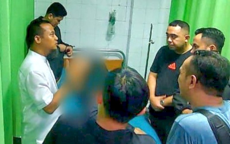 MEMBESUK. Gubernur Sulsel, Andi Sudirman Sulaiman, membesuk tragedi korban kebakaran di Gedung DPRD Kota Makassar yang tengah dirawat di Rumah Sakit Grestelina Makassar, Sabtu (30/8/2025) dini hari. foto: istimewa