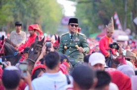 Gubernur Sulsel Kenakan Kostum Bung Karno, Pimpin Jalan Sehat dan Kirab HUT Kemerdekaan RI Ke-80