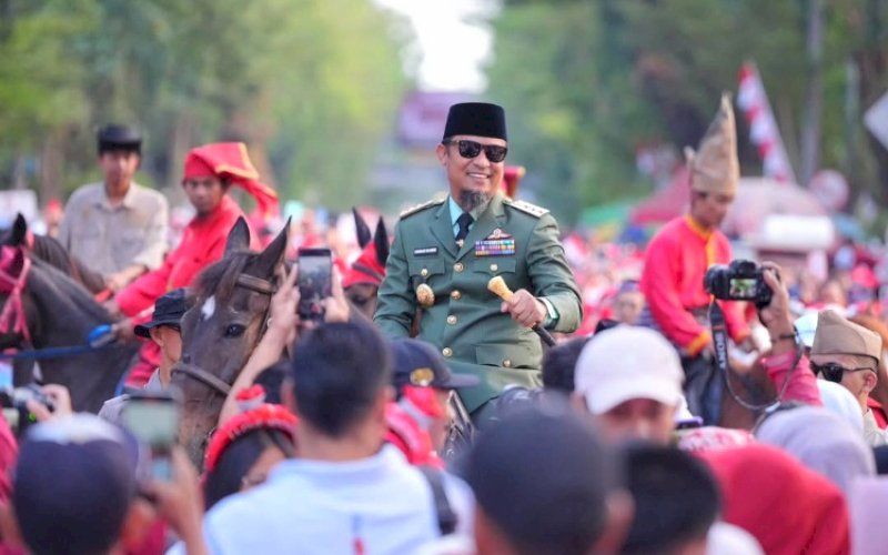KARNAVAL. Gubernur Sulsel Andi Sudirman Sulaiman mengenakan kostum berwarna hijau ala Presiden pertama RI Soekarno, sambil menunggangi kuda saat memeriahkan jalan sehat dan kirab karnaval HUT Kemerdekaan RI Ke-80 yang dipusatkan di depan Rumah Jabatan Gubernur Sulsel, Jl Jenderal Sudirman, Kota Makassar, Sabtu (16/8/2025). foto: istimewa