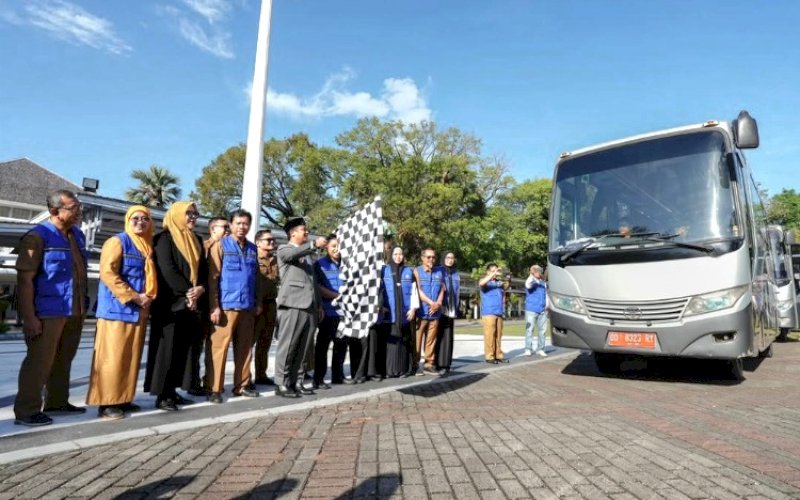 PELEPASAN. Gubernur Sulsel, Andi Sudirman Sulaiman, melepas rombongan Program Pelayanan Kesehatan Bergerak (PKB) untuk melayani masyarakat di wilayah terpencil Kabupaten Kepulauan Pangkep dan Selayar di Halaman Rumah Jabatan Gubernur Sulsel, Senin (4/8/2025). foto: istimewa