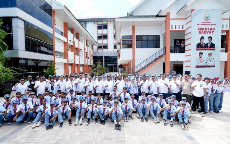 APEL. Gubernur Sulsel, Andi Sudirman Sulaiman, memimpin apel perdana siswa baru Sekolah Rakyat tingkat SMA yang digelar di halaman Kantor BPSDM Provinsi Sulsel, Rabu (20/8/2025). foto: istimewa