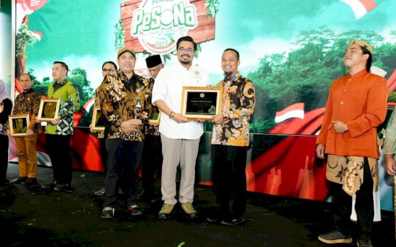 PENGHARGAAN. Gubernur Sulsel, Andi Sudirman Sulaiman, menerima Penghargaan Festival Perhutanan Sosial Nasional 2025 kategori Pemerintah Daerah Terbaik Tingkat Provinsi bersama dua provinsi lainnya, yakni Provinsi Jawa Timur dan Sumatera Barat dalam acara Puncak Festival Pesona Kementerian Kehutanan RI di Jakarta, Kamis (21/8/2025). foto: istimewa