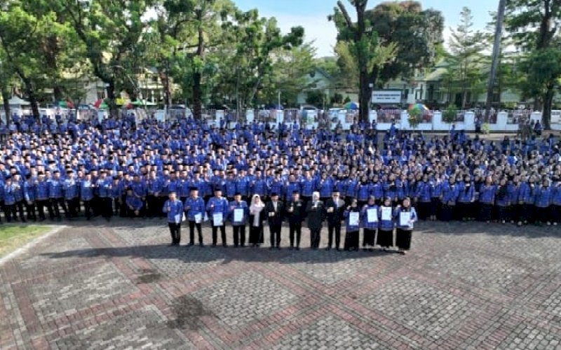 PPPK. Gubernur Sulsel, Andi Sudirman Sulaiman, menyerahkan Surat Keputusan (SK) kepada 6.624 Pegawai Pemerintah dengan Perjanjian Kerja (PPPK) formasi Tahun Anggaran 2024 di Lapangan Upacara Rumah Jabatan Gubernur Sulsel, Kamis (31/7/2025). foto: istimewa