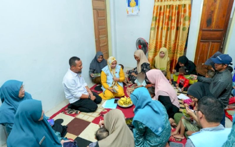 STOP STUNTING. Gubernur Sulsel, Andi Sudirman Sulaiman, melakukan kunjungan evaluasi program Aksi Stop Stunting di Desa Lengkese, Kecamatan Manggarabombang, Kabupaten Takalar dan Desa Punagaya, Kecamatan Bangkala, Kabupaten Jeneponto, Selasa (19/8/2025). foto: istimewa