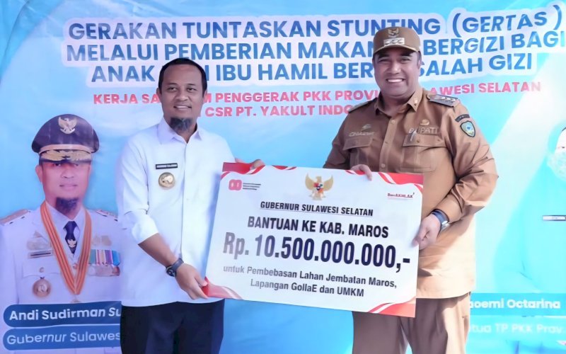 BANTUAN. Gubernur Sulsel Andi Sudirman Sulaiman menyerahkan bantuan keuangan sebesar Rp10,5 miliar kepada Pemkab Maros diterima langsung Bupati Maros Chaidir Syam saat melakukan kunjungan kerja di Kelurahan Bontoa, Kecamatan Mandai, Kabupaten Maros, Selasa (5/8/2025). foto: istimewa