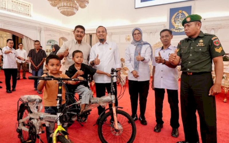 HADIAH. Gubernur Sulsel, Andi Sudirman Sulaiman, mengundang dan memberikan hadiah sepeda kepada dua bocah kecil yang terekam sedang mengais sisa kue usai upacara HUT Kemerdekaan RI ke-80 di Lapangan Sultan Hasanuddin, Kecamatan Somba Opu, Kabupaten Gowa, ke Rumah Jabatan Gubernur Sulsel, Rabu (20/8/2025). foto: istimewa