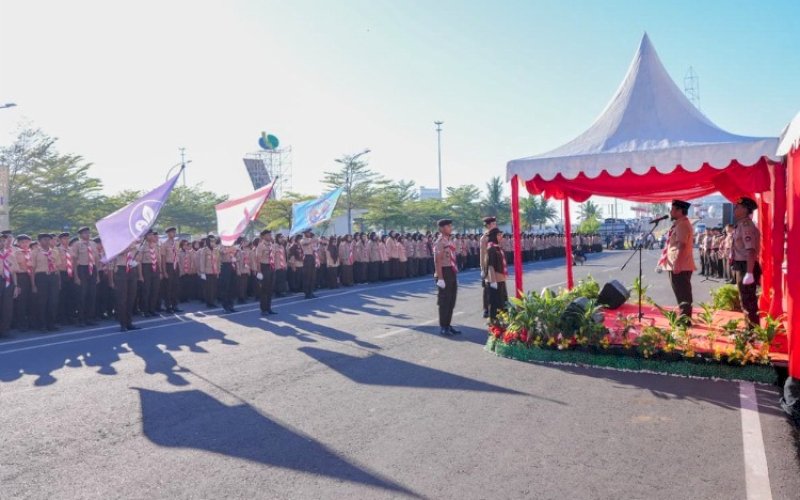 UPACARA. Gubernur Sulsel, Andi Sudirman Sulaiman, menjadi pembina upacara peringatan Hari Pramuka ke-64 tingkat Kwarda Provinsi Sulsel di Perkemahan Kawasan CPI, Kota Makassar, Kamis (14/8/2025). foto: istimewa